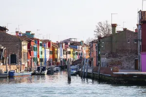 Blick vom Meer, bunte Hauser in Burano