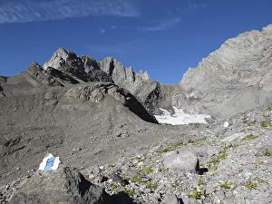 Blue-white sign, signs mountain-path