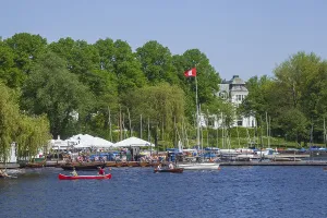 Boat hire and restaurant Bobby Reich on the Outer Alster in spring