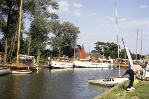 Boote in Hickling, Hickling Broad, Norfolk Broads, Norfolk, England, UK Juli 1970