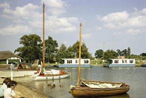 Boote in Hickling, Hickling Broad, Norfolk Broads, Norfolk, England, UK Juli 1970