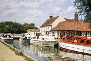 Boote vor dem Pub The Pleasure Boat inn in Hickling, Norfolk Broads, Norfolk, England, UK 1969