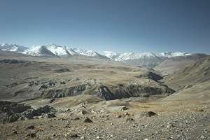 Category Mountain Landscapes Prints: Boulders, Wachandarja, canyon, behind it snow-covered peaks