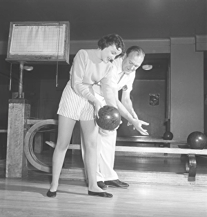 Bowling in the 1950s. A man with actress Brita Ulfberg who visits the bowling club for the first time