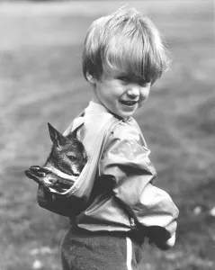 Boy wears small Kanguru in hood