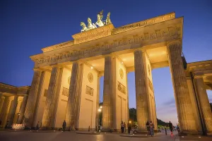 Brandenburg Gate, Pariser Platz