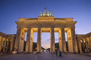 Brandenburg Gate, Pariser Platz