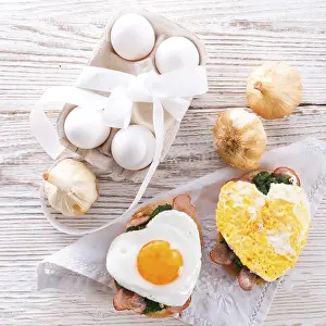 Bread au gratin with fried egg and spinach