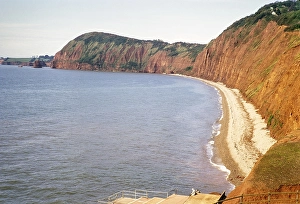 Bresche und Klippen in der Bucht, Peak HIll, Sidmouth, Devon, England, UK Mai 1973