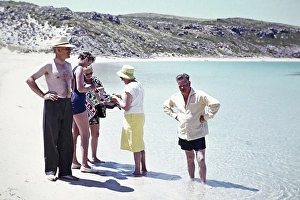 Britische Urlauber stehen am Sandstrand, zwei Paare, Mittelmeerurlaub 1966