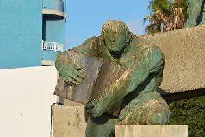 Bronze statue, man with cube, close