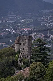 Brunnenburg Castle, Dorf Tyrol