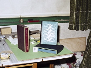 Buchbinderei-Display mit Buechern in Schubern auf einem Tisch, UK 1970er Jahre