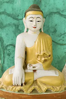 Buddha at the snake temple of Paleik