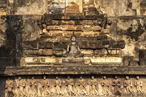 Buddha statue in the central Buddhist temple Wat Mahathat