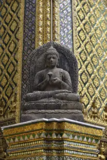 Buddha statue in front of the Mondop
