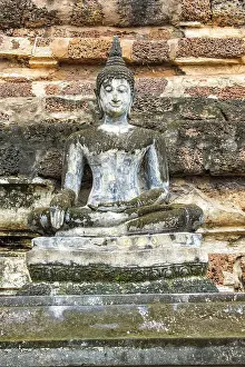 Buddha statue at the ruins of Wat Phra Si Rattana Mahathat temple complex