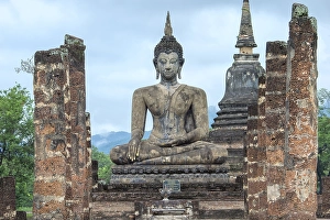 Buddha statue at the ruins of Wat Phra Si Rattana Mahathat temple complex