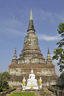 Buddha statues in front of the Great Chedi Chaya Mongkol