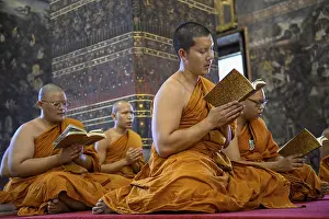 Buddhist monks at prayer, Wat Pho
