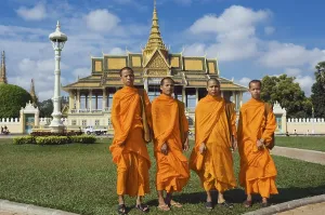 Buddhist monks in front of the Royal Palace