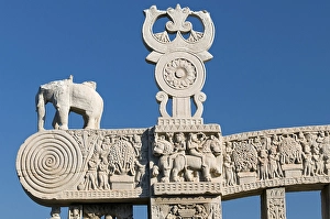 Buddhist symbols, Shrivatsa in Triratana over the chakra wheel on Torana