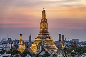 The Buddhist temple Wat Arun or Temple of Dawn and the Chao-Phraya River at dusk