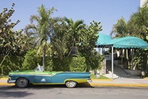 Buick 1952, classic car parked in the streets of Havana