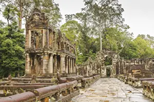 Building with cylindrical columns in Preah Khan Temple