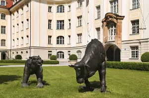Bull and Bear, symbols for rising and dropping stock exchange prices