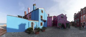 Bunte Hauser mit farbenprachtiger Fassade