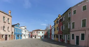 Bunte Hauser mit farbenprachtiger Fassade