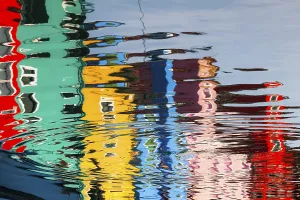 Bunte Hausfasssaden spiegeln sich im Wasser