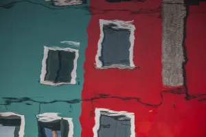 Bunte Hausfasssaden spiegeln sich im Wasser