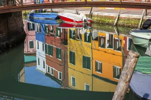 Bunte Hausfasssaden spiegeln sich im Wasser
