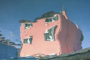 Buntes Haus spiegelt sich im Wasser