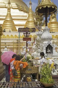 Burmese visitors at the Monday planetary post at the Shwedagon Pagoda