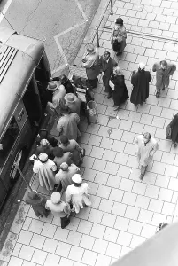 Bus stop in Stockholm in 1953. People are waiting for the bus at the bus stop. Bus 32 travelling on the Fleminggatan-Fridhemsplan line has stopped and people have started to get on the bus