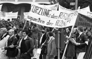 Called by the DGB youth, about 2000 mostly young people demonstrated on 25