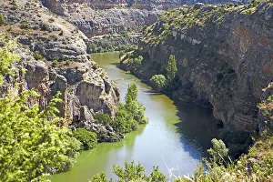 Canoes in the gorge on the River Duraton