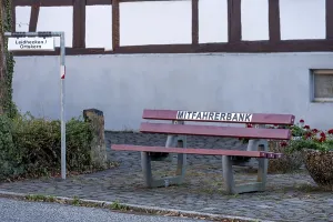 Carpool bench, carpool bench with direction sign for direction of travel