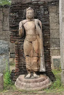 Carved stone Buddha, Hatadage building