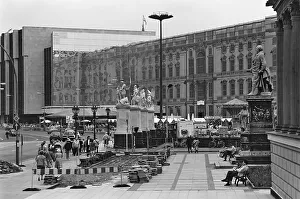The castle dummy as an advertisement for the reconstruction of the Berlin City Palace