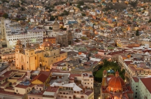Cathedral Nuestra Senhora de Guanajuato and University at night