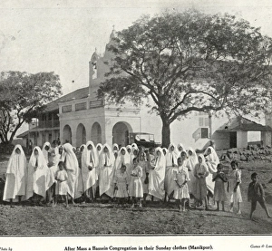 Catholic community after mass Bass ein congregation in their sunday clothes Manikpur, Vas ai, Maharas htra, India, As ia