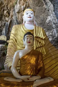 Caved filled with buddhas, Saddan cave