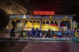 Caved filled with buddhas, Saddan cave