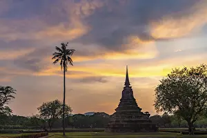 The central Buddhist temple Wat Mahathat at sunset