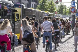 Central cycle path on the Lange Viestraat