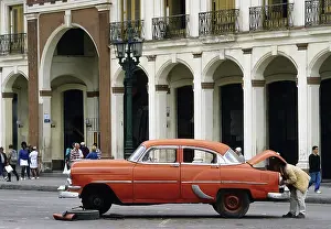 Change of tyres of a US-vintage car
